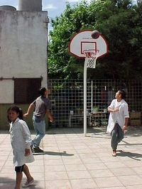 Chicos de la Escuela 510 jugando al basquet