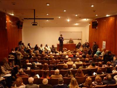 Dr. Facundo Manes disertando en el salón auditorium de la AMBB