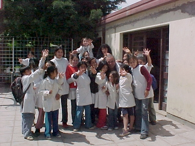 Chicos de la escuela 510 en el patio saludando