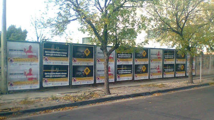 Publivallas en las esquina de Vieytes y Charlone, Bahía Blanca